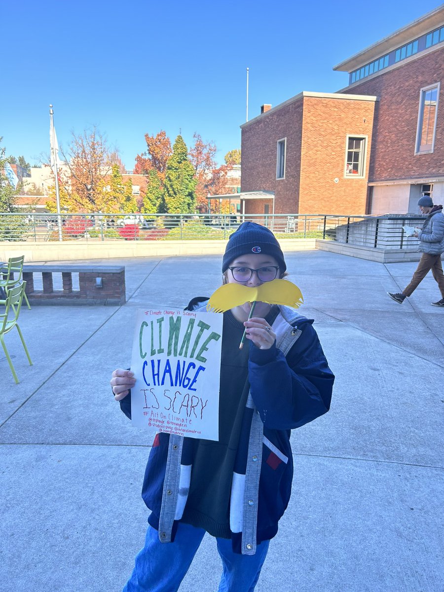 ospirgstudents's tweet photo. @ospirgstudents think #climatechangeisscary 👻🌎
@StudentPIRGs @actonclimateUS @RonWyden @ValHoyle https://t.co/443vCzjq9Z