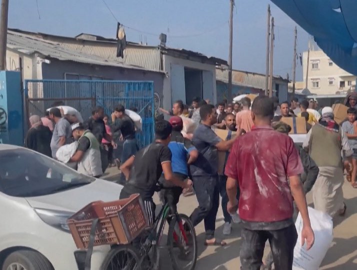 ‼️ CRÓNICAS DESDE EL INFIERNO | 

“Los mercados están casi vacíos, la ayuda humanitaria que ha entrado en #Gaza🇵🇸 no es suficiente para cubrir las necesidades de la población”

✒️ Lo cuenta en primera persona <a href="/MushtahaW/">Mahmoud Mushtaha 🇵🇸 </a>: ctxt.es/es/20231001/Po…