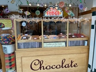 SpokaneVlyMall's tweet photo. October 31st  is National Carmel Apple Day. Head to Big Bear Chocolates and get an incredible Carmel Apple! https://t.co/tbLzC4hiUv