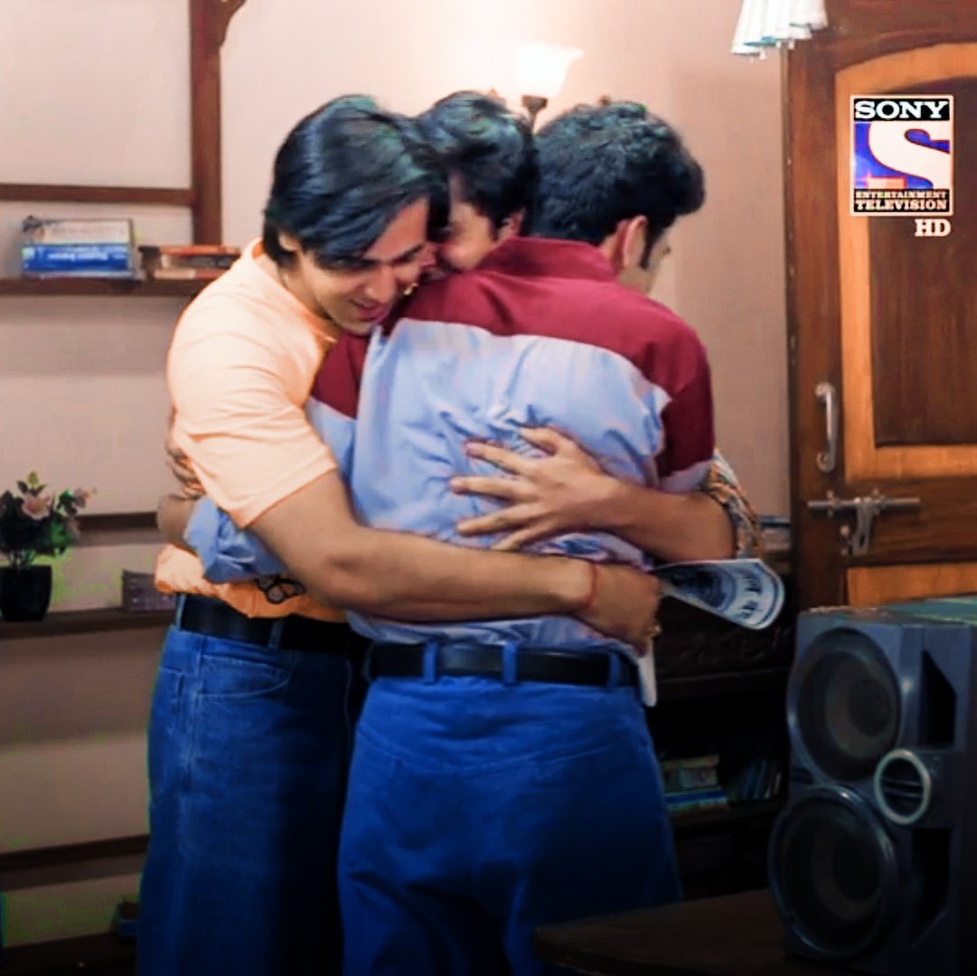 qaagazkikashti's tweet photo. family for real 🥹🫶
#YehUnDinonKiBaatHai #yudkbh #SaMunDit https://t.co/ZkS0yeRz5n