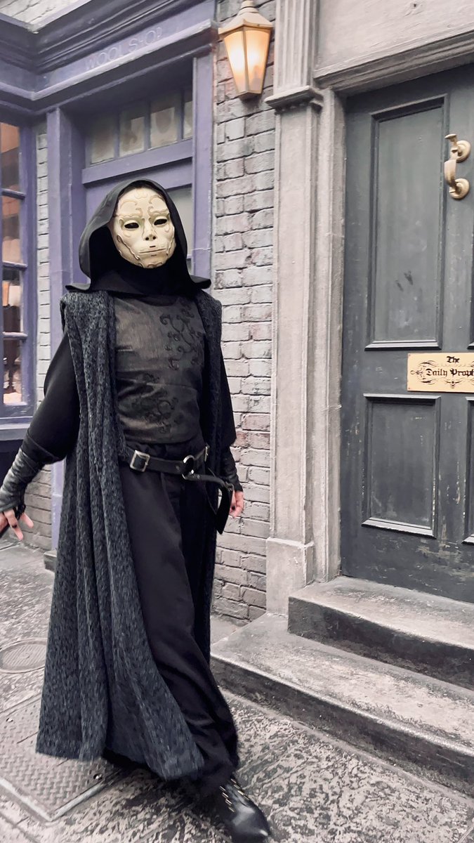 CassEnchants's tweet photo. Happy Halloween from Knockturn Alley! 💀🐍🖤 @UniversalORL 

#wizardingworldofharrypotter #HHN https://t.co/OTG0ocgRVj