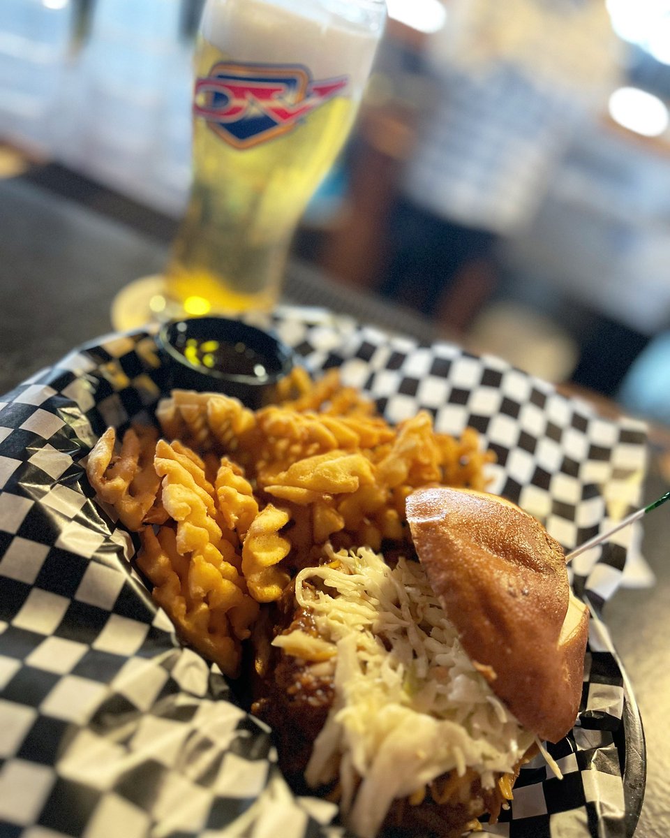 Today’s special 🔔
Pulled pork sandwich on a pretzel bun, with a side of waffle fries! 🍟 paired perfectly with a cold OV draft 🍻 a delicious Halloween lunch or dinner!
•
•
•
#westviewtavern #westviewisthebestview #peleeisland #lakeerie #twepi #special #halloween
