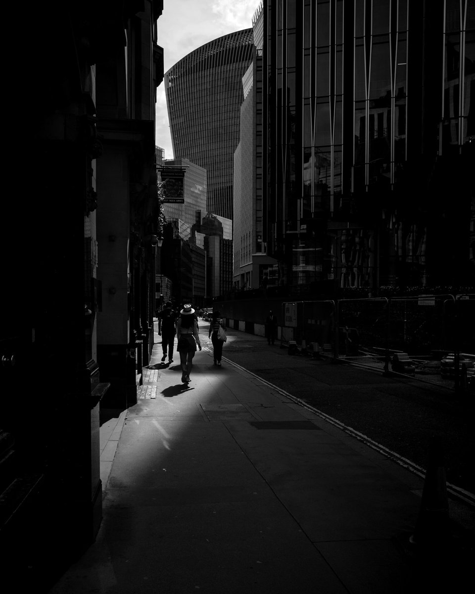 fat_is_here's tweet photo. London 2023

#london #londonstreetphotography
#streetphotography #blackandwhite #blackandwhitephotography #blackandwhitephoto #fineart #fineartstreetphotography https://t.co/hRwCP0CYTF