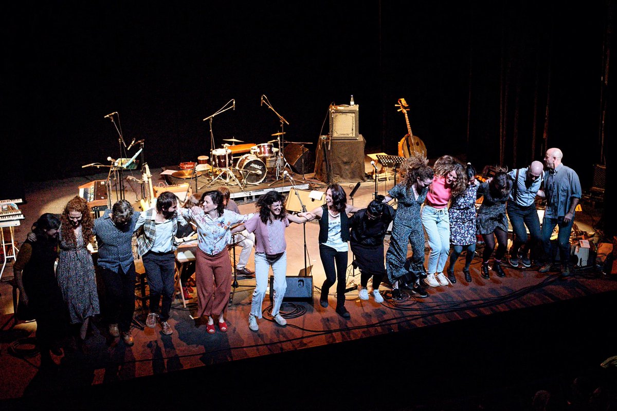 ofireluche's tweet photo. Avui fa 1 any que celebràvem els 20 anys com a banda, o sigui que avui en fem 21! Per molts de nosaltres això ja és mitja vida compartint emocions, alegries, neguits, tristeses, riures i somriures i alguna llagrimeta…
FELICITATS!

#fireluche #Musica #aniversari https://t.co/UeH9W3Nsoy