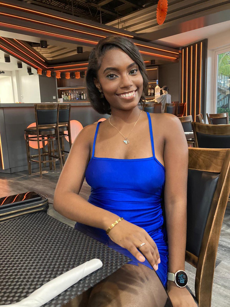 yourstrulyzari's tweet photo. I’m loving me💙 https://t.co/MxGEpv5Fzd