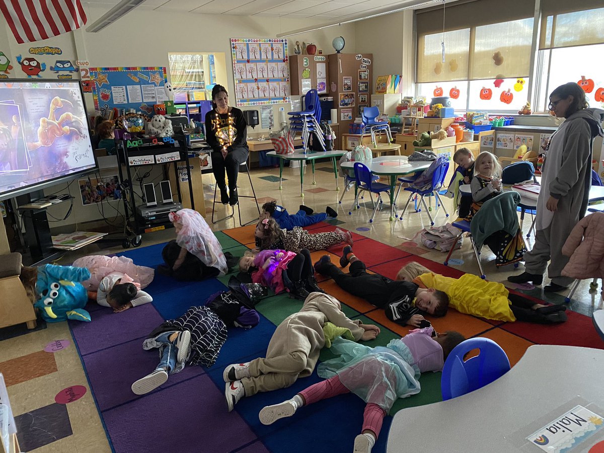Ms. Dellaroca wins the award for the most impressive Halloween magic spell in her #Heatly PreK classroom post parade! <a href="/GreenIslandUFSD/">Green Island UFSD - Heatly School</a> 🐝