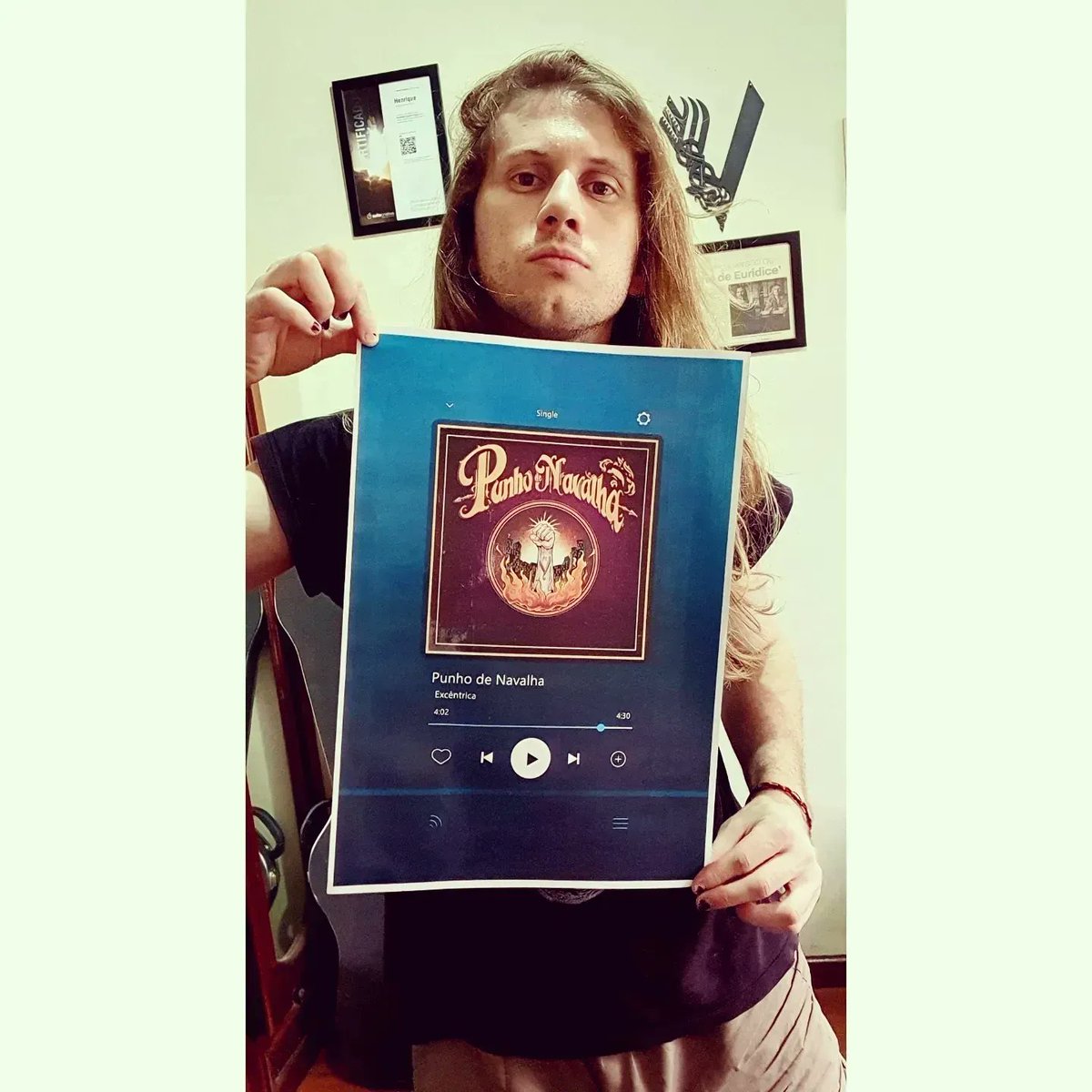 excentricabanda's tweet photo. Em toda a história da música mundial, uma banda de Rock nunca foi só a música, mas é artes plásticas e gráficas, figurino e por aí vai uma lista enorme de pontos que nos constroem. ❤️‍🔥🎸🤟
Vale a história dessa capa?
#arte #design #illustration #coverart #artedacapa #rocknroll https://t.co/sXY7geMIRa