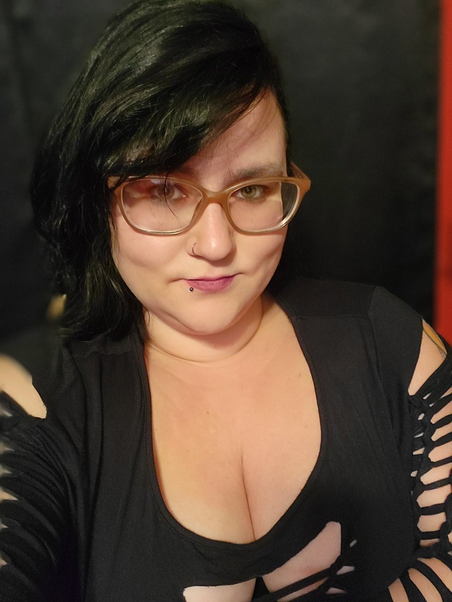 moonandstargurl's tweet photo. @GothsNextDoor Not quite sure what I am but Happy Halloween 👻 https://t.co/34NeOAfpTb