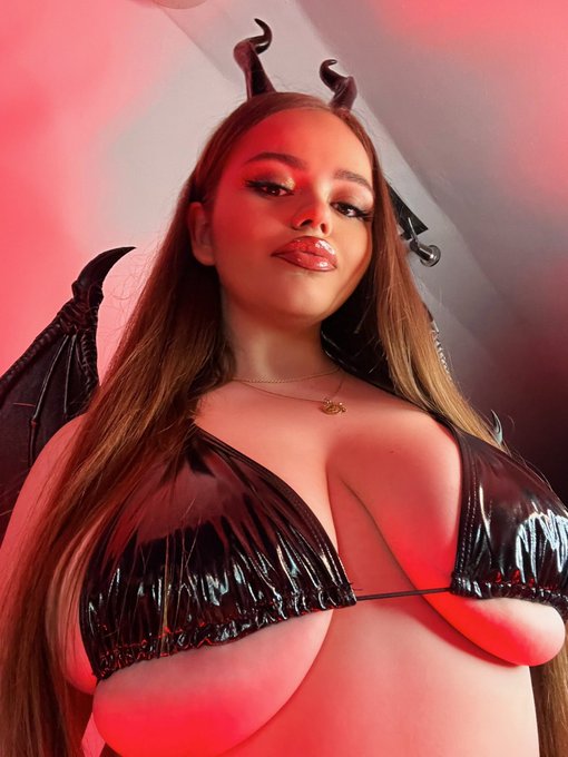 1 pic. Would you let a succubus suck your dick for eternity? ?? https://t.co/8ZRbyePeEt