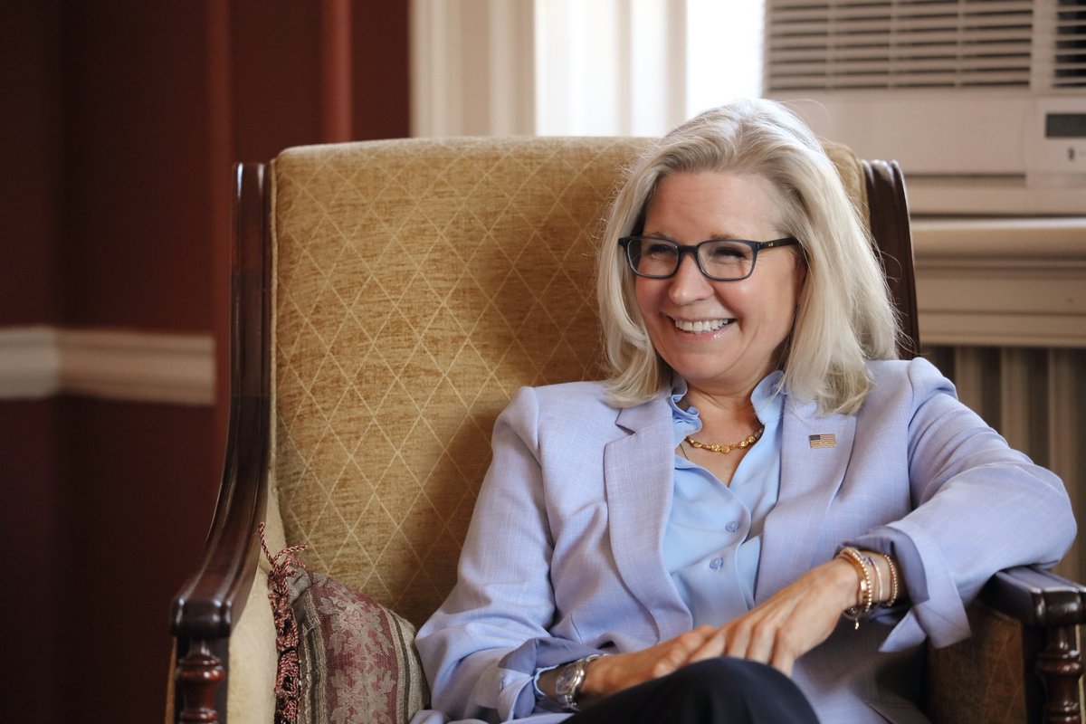 Hats off to @Center4Politics Professor @Liz_Cheney for her boundless energy at @UVA and for the attention given to every student she meets. Not easy in classes as large as the ones she's teaching.