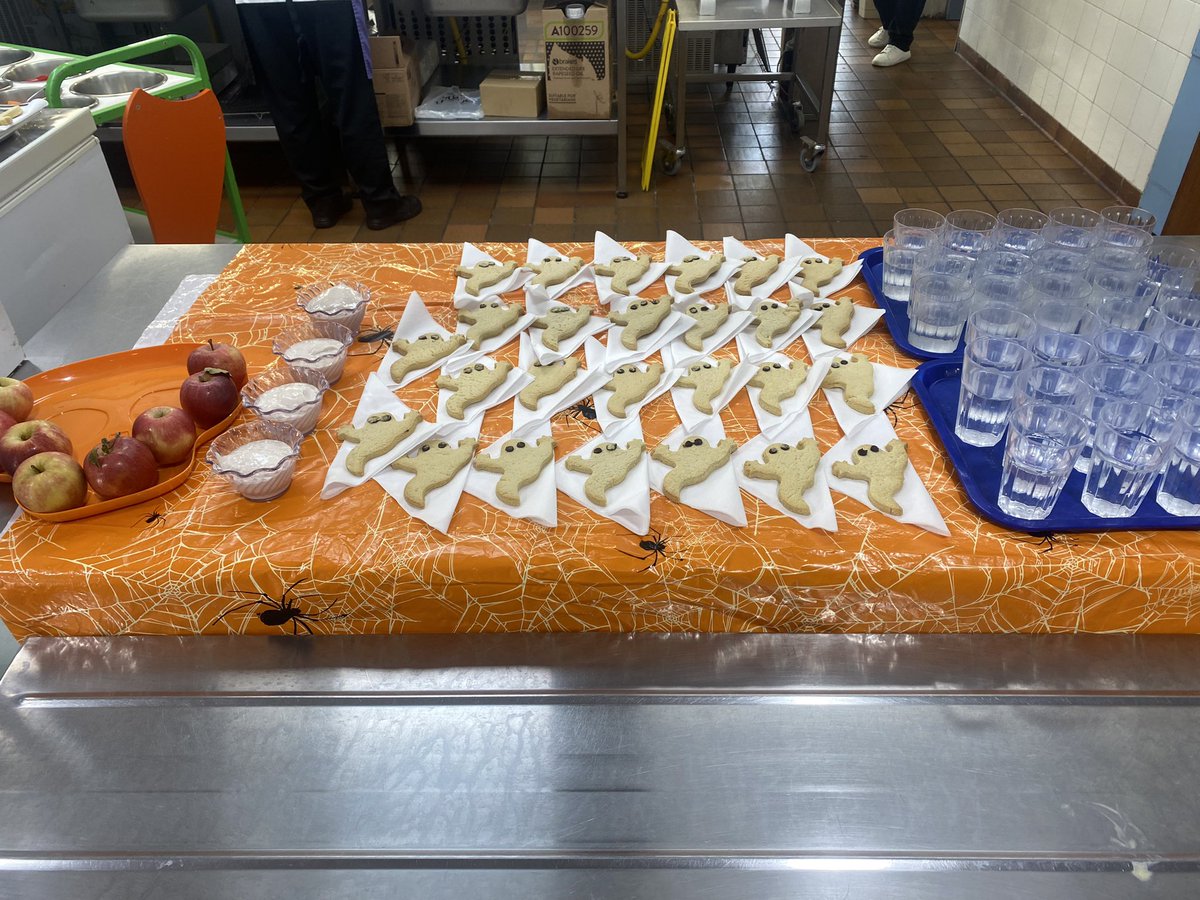 Shout out to the amazing <a href="/EdsentialUK/">Edsential</a> kitchen staff at <a href="/TEAM_Woodlands/">Woodlands Primary</a> for these gorgeous ghost biscuits they made for our lucky kids #halloween
