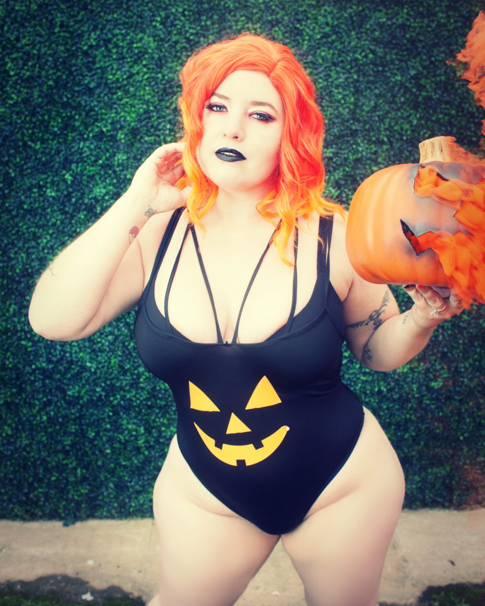 BaronessVonT's tweet photo. Happy Halloween!
https://t.co/jHeVDUYsa5
#30daysofhalloween #halloween #cosplay https://t.co/OOSk80Fhoi