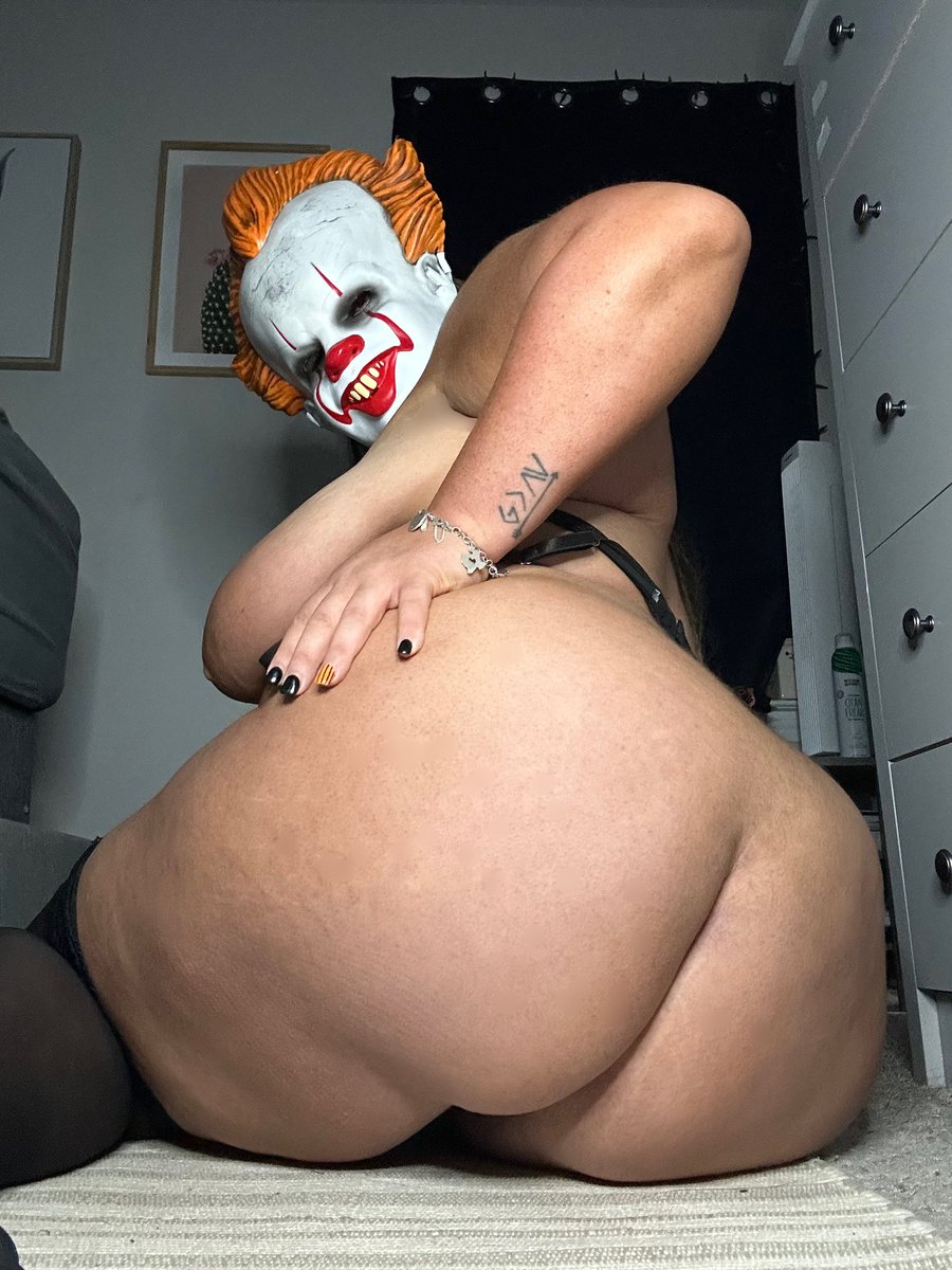 Would you play with pennywise?🤡 Prove it by joining my OF for FREE-link in comments ⤵️⤵️ Have a Happy Hallo-Scream!🎃😈
