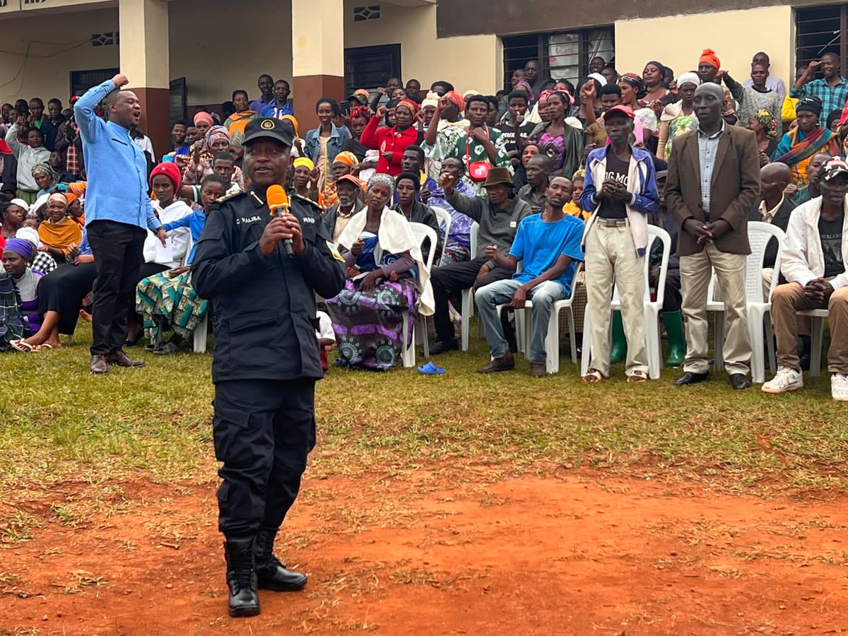 Gihundwee's tweet photo. @RwandaWest Gihundwe sector none twakoze inteko y'abaturage ku rwego rw'@RusiziDistrict umushyitsi mukuru Mayor @DrKibirig  muri gahunda ya @TUJYANEMO yaganiriye n'abaturage ku mutekano,mutuel,Isuku nizindi gahunda za leta nyuma abaturage bahabwa ikiganiro kubumwe n'ubudaheranwa. https://t.co/bZiOXseJrg