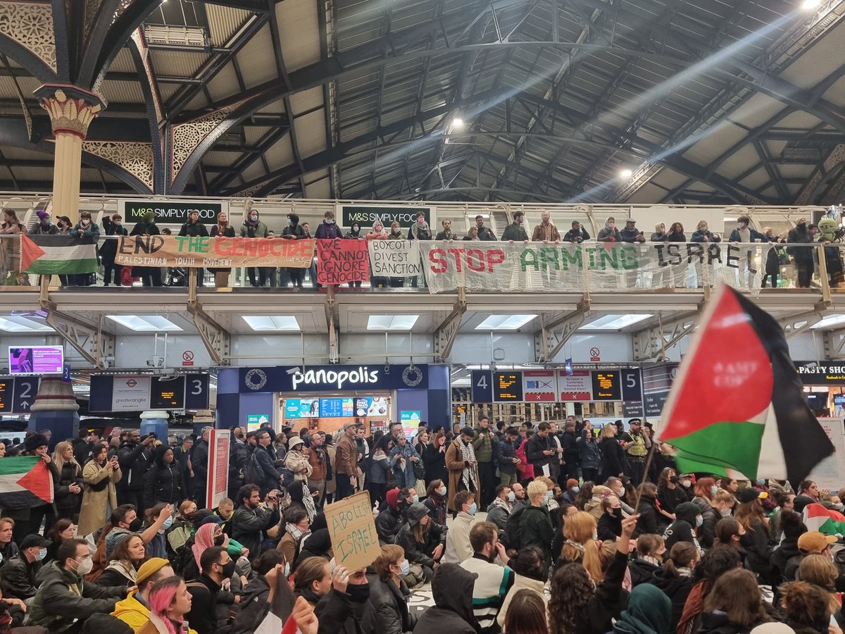 NadineElEnany's tweet photo. We are with you Gaza. We will not leave you alone. London is with you. All the people. All the passengers. London Liverpool Street Station now. We say #FreePalestine
#CeasefireNOW
#StopB https://t.co/xMMPFMqGOg