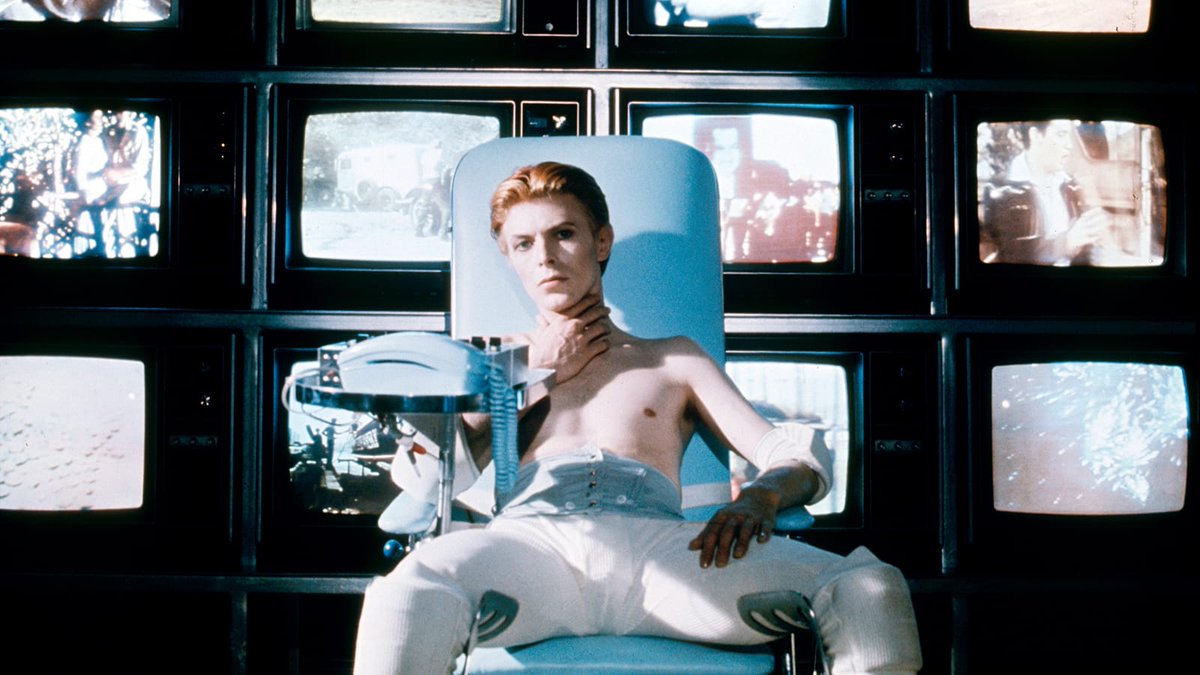 CinetecaMexico's tweet photo. EL HOMBRE QUE CAYÓ A LA TIERRA (de Nicolas Roeg, 1976) es una enrarecida metáfora de la enajenación en la vida contemporánea que aún continúa interrogándonos.
____
Próximamente en 𝐂𝐢𝐧𝐞𝐭𝐞𝐜𝐚 𝐍𝐚𝐜𝐢𝐨𝐧𝐚𝐥 𝐌𝐞́𝐱𝐢𝐜𝐨 📽️ 🎞️ ✨ https://t.co/0sK3Ppn88k