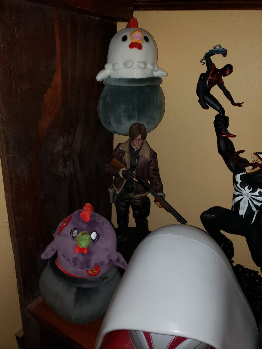 KylarPlayz's tweet photo. @Bawkbasoup Leon got him another friend today! https://t.co/FNsSUEY2mI