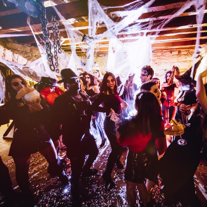 kansaita_'s tweet image. cómo celebra Halloween

la gente          //            yo