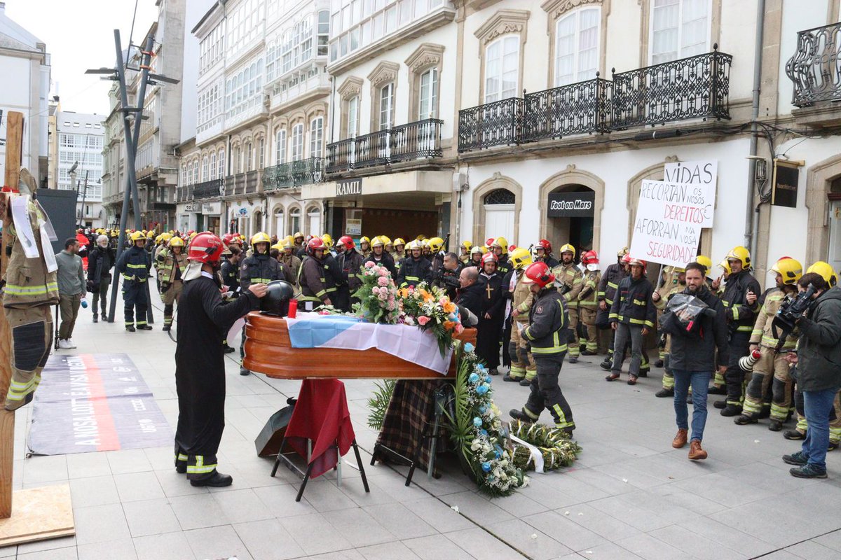galizaCIG's tweet photo. ⚰️Os bombeiros comarcais enterran os consorcios provinciais, mortos pola inacción da Xunta e Deputacións
❌A mobilización de hoxe en #Lugo estivo marcada de novo polo desmesurado dispositivo policial, a identificación e o rexistro de cada unha das persoas
https://t.co/y4jQiEpJg4 https://t.co/LXuiUyL8f8