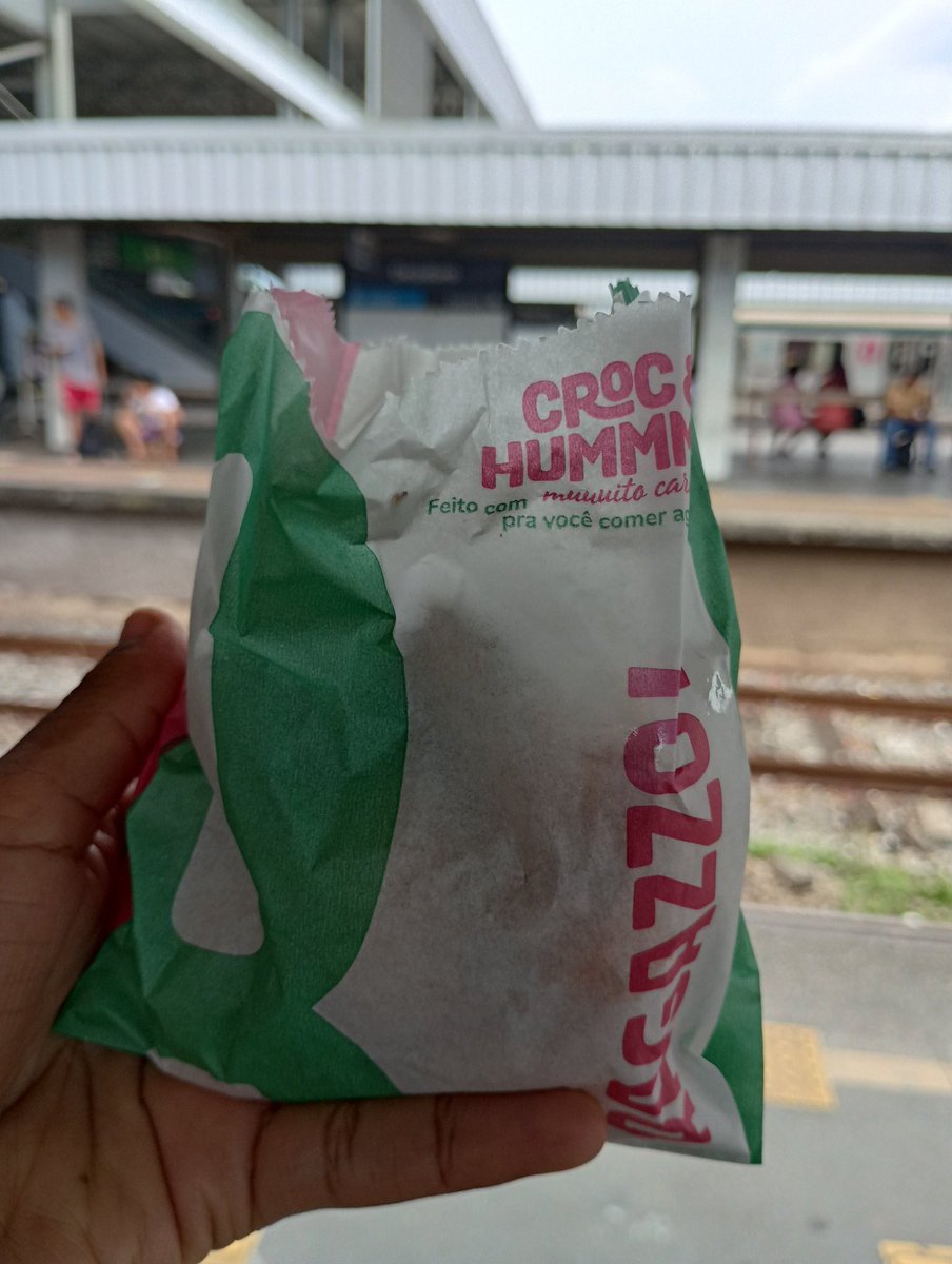edlainy's tweet photo. Sai insatisfeito com o atendimento no @ragazzo de Deodoro, primeira vez que compro nessa franquia, não tinha sacola p viagem e nem ketchup. Comprei uma casquinha mista com cobertura de chocolate (extra), e foi colocado somente dentro e não em cima do sorvete, achei estranho. https://t.co/9TbTHomtP7