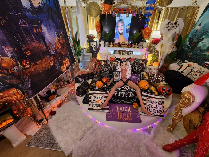 Best Room Decor  @camsdotcom #Halloween #HappyHalloween https://t.co/4NXhOhhFXZ<a class="tags" href="/tag/camsdotcom">@camsdotcom</a><a href="/tag/halloween"class="tags">#Halloween</a><a href="/tag/happyhalloween"class="tags">#HappyHalloween</a>