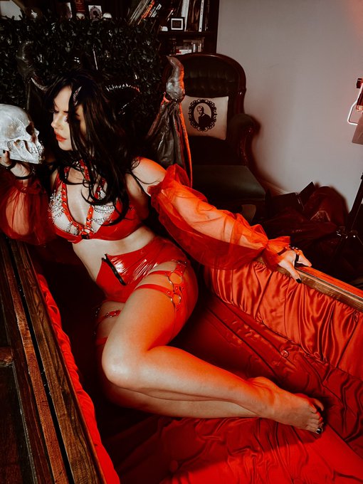 Hi it&rsquo;s me your sleep paralysis demon https://t.co/0QxD8Be2v6