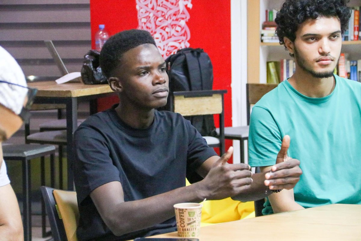 #FieldPhotoOfTheDay: A cross-cultural conversation hour recently took place at the American Corner Tunis. Participants discussed the similarities and differences between family life in the #UnitedStates and #Tunisia. #FPOTD #AmdieastTunisia