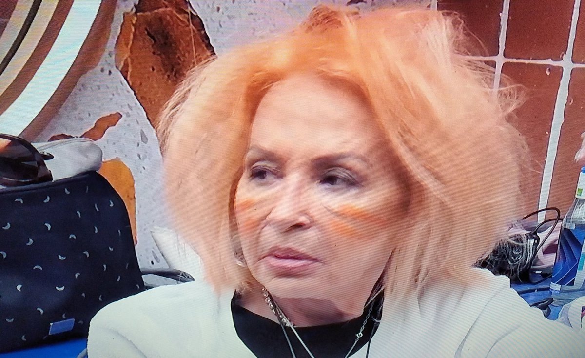 7_chati's tweet image. Alex: pareces la mamá de Chuqui 😂 😂#ghvip310
