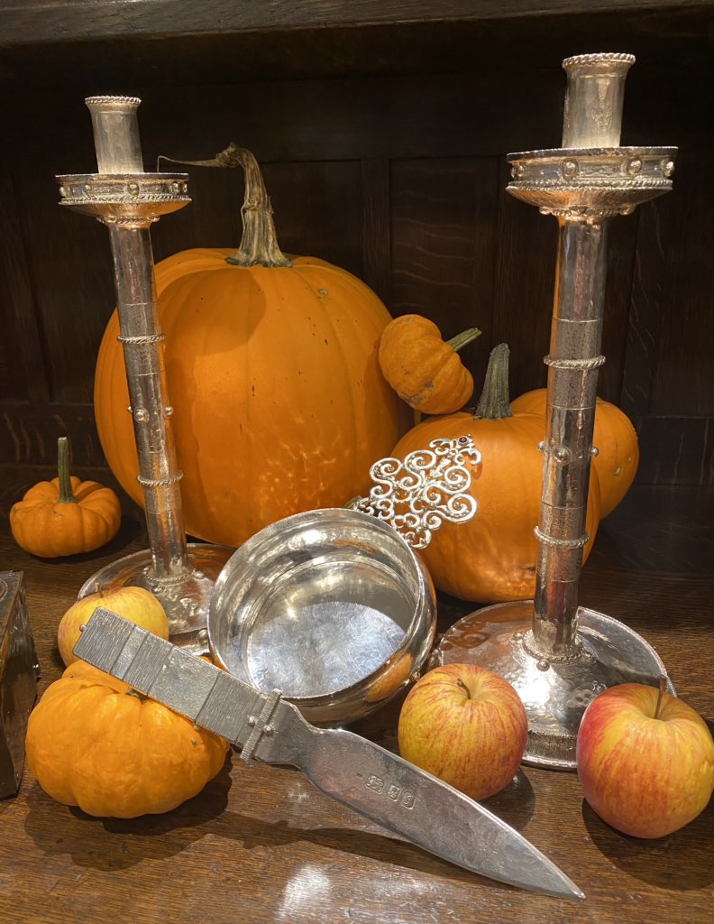 krAntiques's tweet photo. Happy Halloween! 🎃 👻 🧙‍♀️ 🐺 🧛‍♂️ https://t.co/ZMOSjK9Mhs