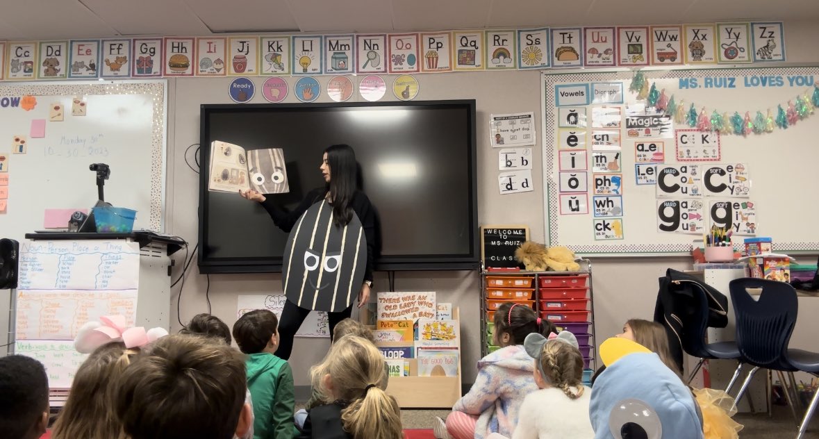 P_Ruiz111's tweet photo. Doing what I love most 🌻🤍🎃 Book character day! 📚 https://t.co/KtinHubryl