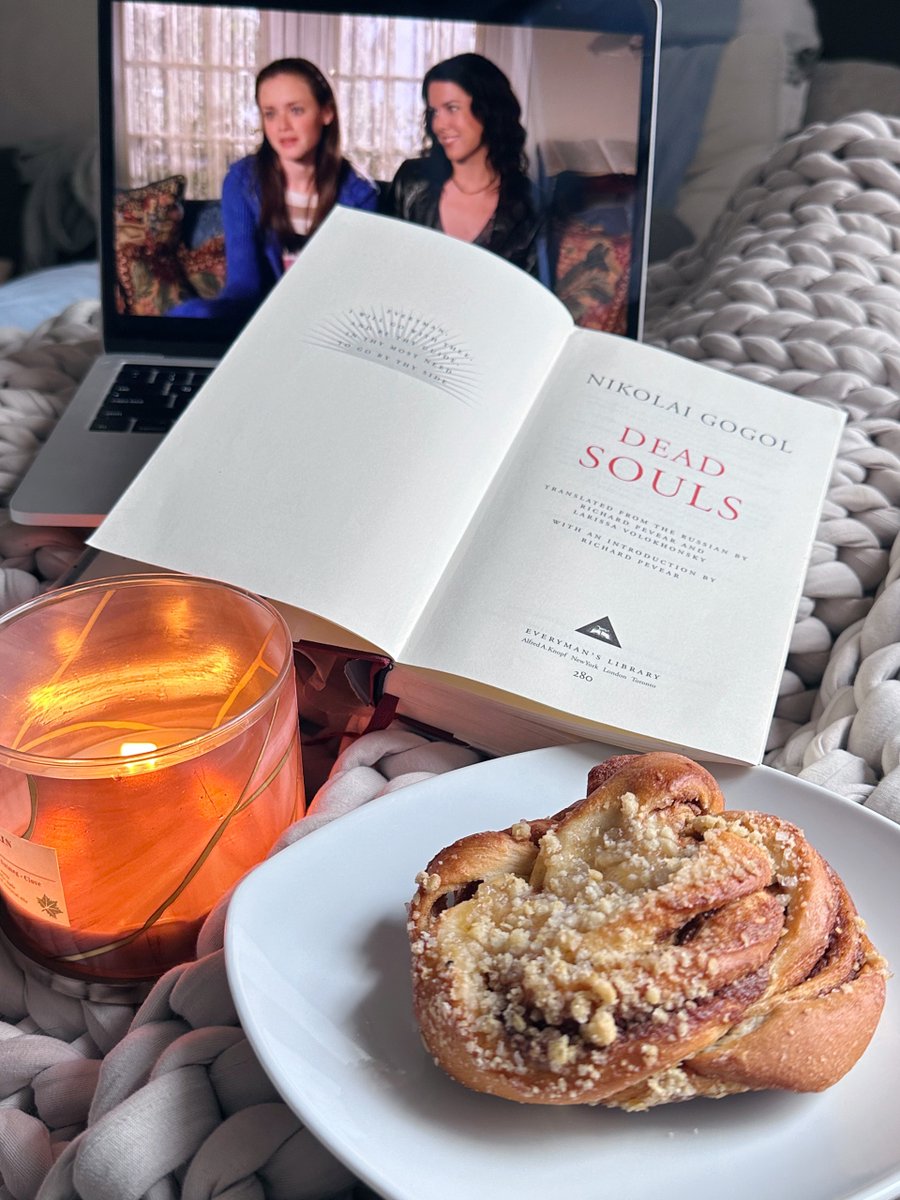 ClubGilmore's tweet photo. Celebrating Halloween with the Gilmores, because that's how you're supposed to celebrate every holiday, right? Just me?

Are you dressing up for Halloween? Do you celebrate Halloween where you are?

#rorygilmore #lorelaigilmore rorygilmorereadingchallenge #rorygilmorebookchalleng https://t.co/7eInLUs55l