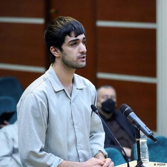 محمدمهدی مگه این چهره‌ی مظلومت از جلوی چشمهامون میره کنار
مگه داغ‌‌ت سرد میشه
مگه سوراخی که با رفتنت تو قلبمون باز شد هیچ‌وقت پر میشه
هنوز قلبم مثل همون صبح نحس سنگینه و جیگرم سوخته‌ست
تولدت مبارک عزیزدلم، تولدت مبارک پاک‌ترین و‌ معصوم‌ترین🤍
 #محمدمهدی_کرمی