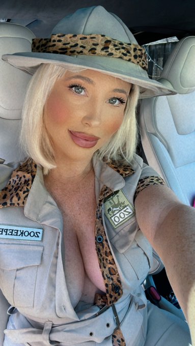 #HappyHalloween who am I? https://t.co/ChWV76JM9X<a href="/tag/happyhalloween"class="tags">#HappyHalloween</a>