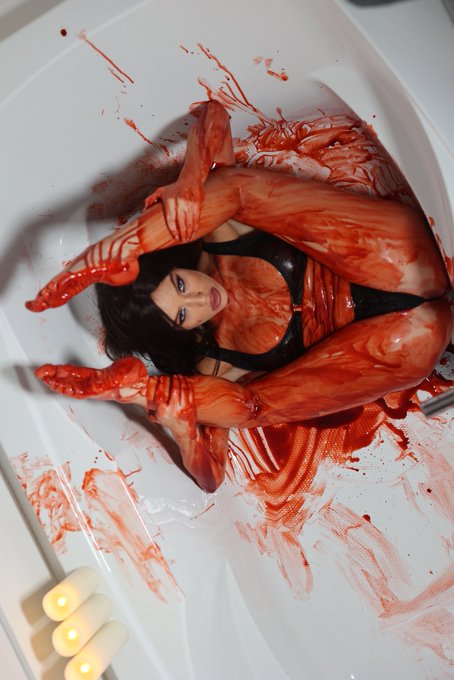 Happy Halloween you crazy people 🔪 https://t.co/ho43NsJLQV