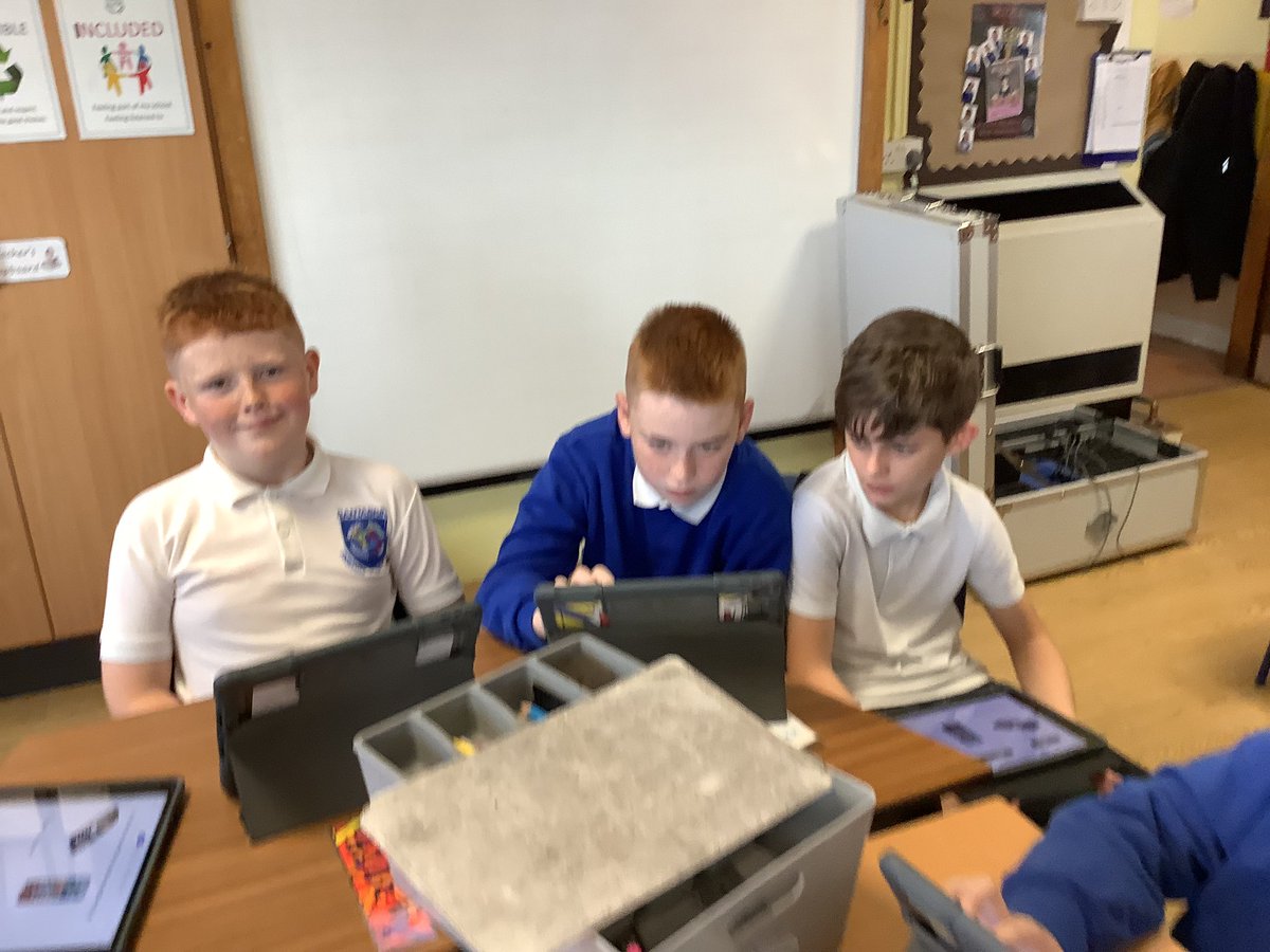 mrsmitchell_l's tweet photo. P6M & @BantMrFindlay are collaborating using our iPads to research & record information ahead of our visits to Sky Academy. We are researching ‘Technology for Good’ using shared documents in Teams. Multiple people can edit the document together! @ConnectedFalk #bantICT #banttech https://t.co/PqYErx2JJS