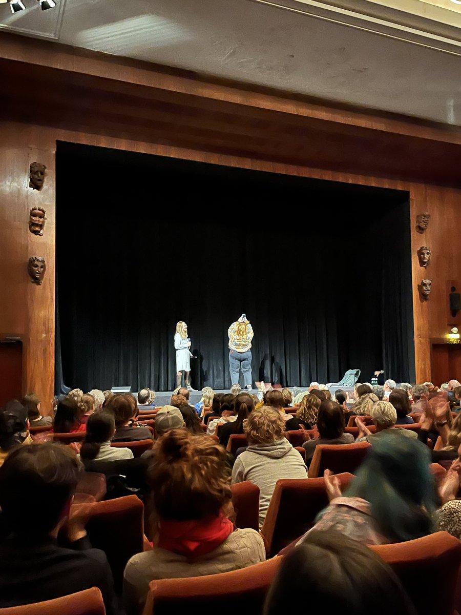 Berührender Viennale-Abschluss mit SMOKE SAUNA SISTERHOOD. Mit dem Fiprescipreis prämierte Regisseurin Anna Hints glänzt zudem mit einer Gesangseinlage. #Viennale #V23
