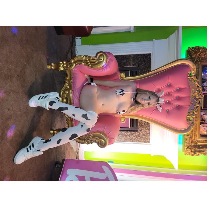 Moooo 🐄🥛 https://t.co/sJgDP5D2qd<a href="/tag/aiart"class="tags"><span>#aiart</span></a>