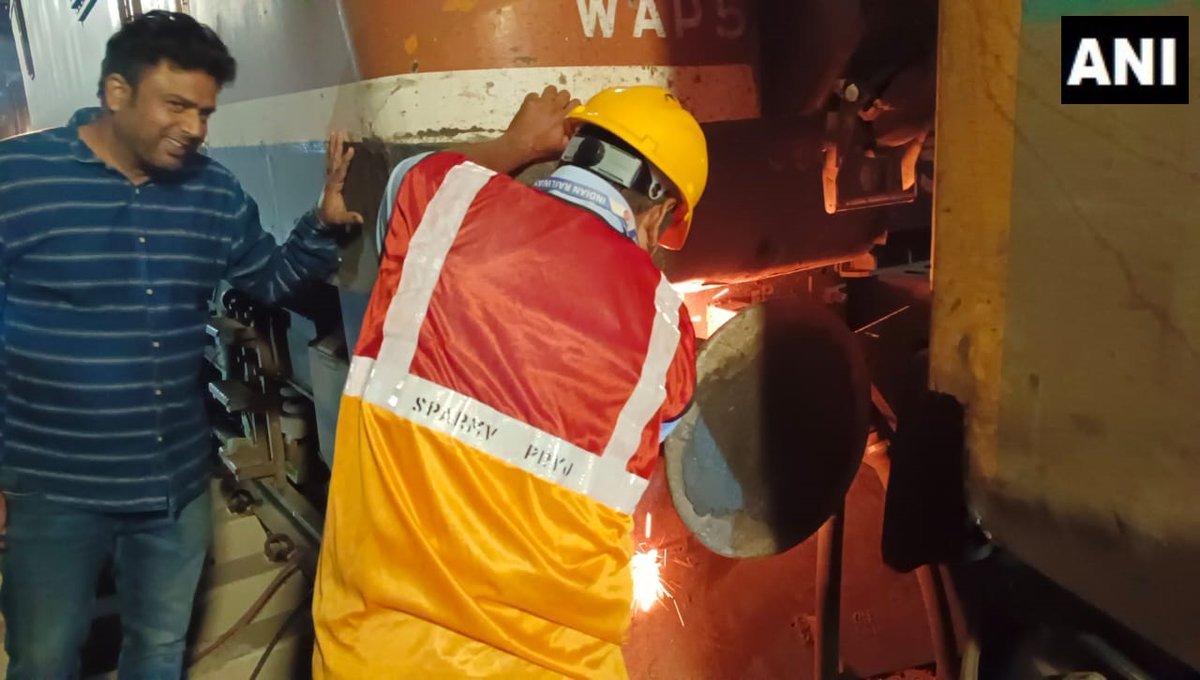 ANI's tweet image. Uttar Pradesh | Suheldev Superfast Express going from Ghazipur City to Anand Vihar derailed at the Prayagraj outer area. As per Railway officials, there are no casualties. Restoration work is underway: Amit Malviya, Public Relation Officer, NCR