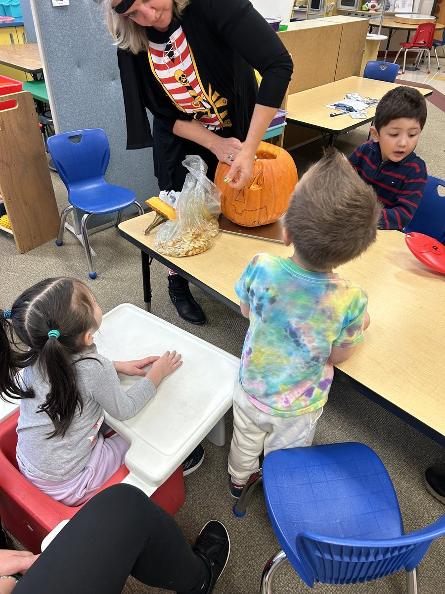 MissEricaTeach's tweet photo. Room One carved a pumpkin today! Happy Halloween 🍂🎃 https://t.co/zGdTWB06UQ