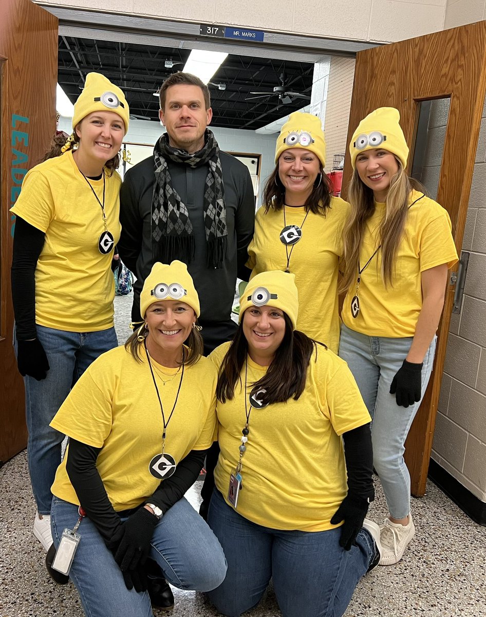 Happy Halloween from Second Grade teacher💛🖤 <a href="/RidgeElemMentor/">Ridge Elementary</a> #RidgeEsRocks #OnceACard