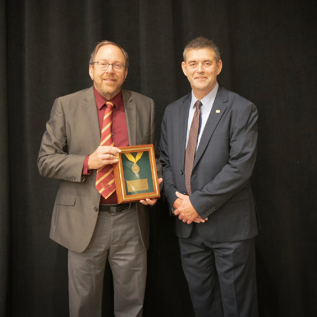 vtspes's tweet photo. Michael Goatley, extension turfgrass specialist, has been awarded the PGMS Gold Medal 🥇 @VAturf

The award is given to individuals to recognize them for their outstanding achievements in the green industry 🪴 https://t.co/4VCbIxWETJ