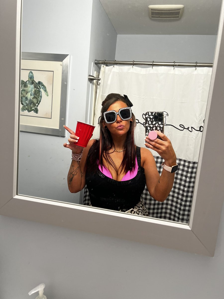 tfannypack's tweet photo. @snooki  party’s heeeere https://t.co/etkL6QWZAL