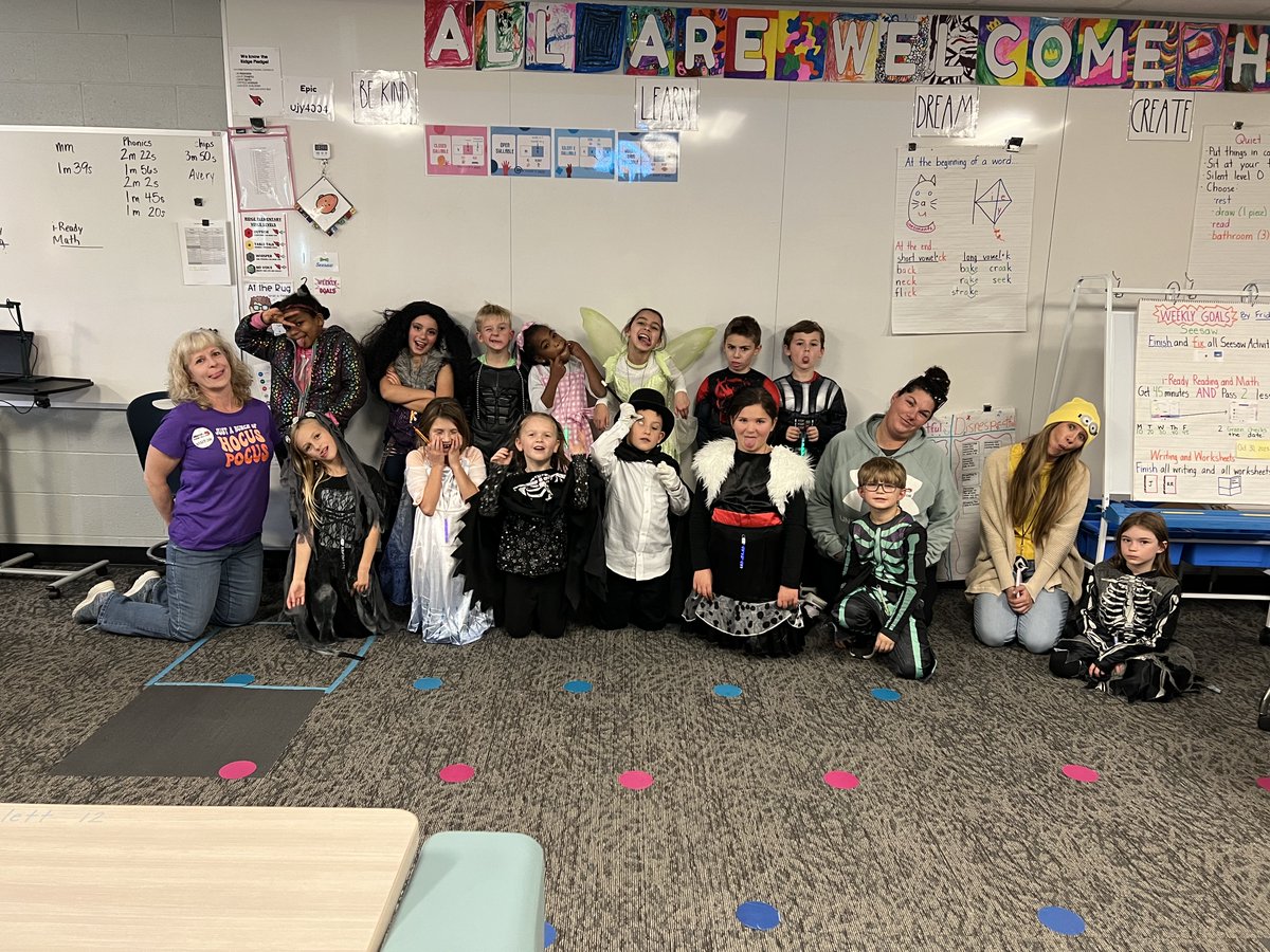 Happy Halloween 🎃 <a href="/RidgeElemMentor/">Ridge Elementary</a> #RidgeEsRocks #OnceACard