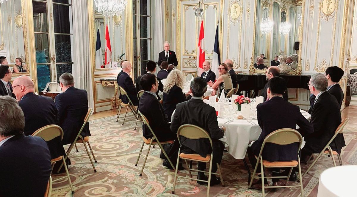 En compagnie d’avocats venus du monde entier, réunis autour du bureau McCarthy-Tetrault, j’ai fait ressortir combien le traitement des enjeux mondiaux nécessite une forte expertise juridique et une concertation étroite entre les juristes.