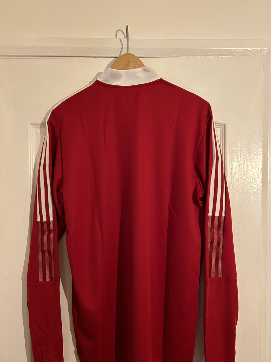⚽️ Sponsorship Opportunity ⚽️

We’re looking for a company who are doing well and can afford to give back to come on board and sponsor a second set of the below tops for our Saturday squad 🤝 

The amount is £750, get in touch if interested 🤝⚽️👍

#Hezzy #Rigg #HVFC