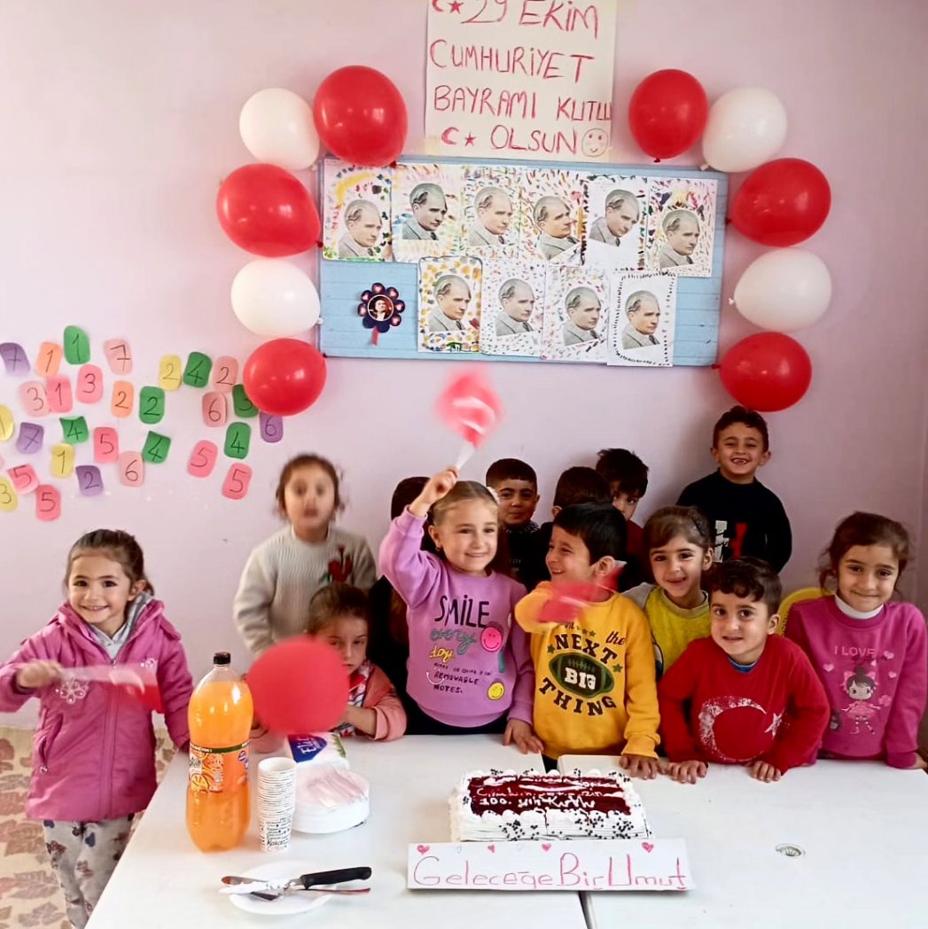 BirGelecege's tweet photo. GELECEĞE BİR UMUT Siirt'te🇹🇷❤️
#CUMHURIYETİMİZ100Yaşında
pastamzi minik kalplermzle kestk🥰Bu projemze pasta vs.tüm malzemelr  #almanya 'dan bizi hic yalnz birakmayn guzel yürekli destekcmz DILEK EREN SAHAN tarafndn karsilanmstr😊🙏Kendsne cok tesekkur ederm💙
ALMANYA'DAN SİİRT'e https://t.co/6Ko4r8a2He