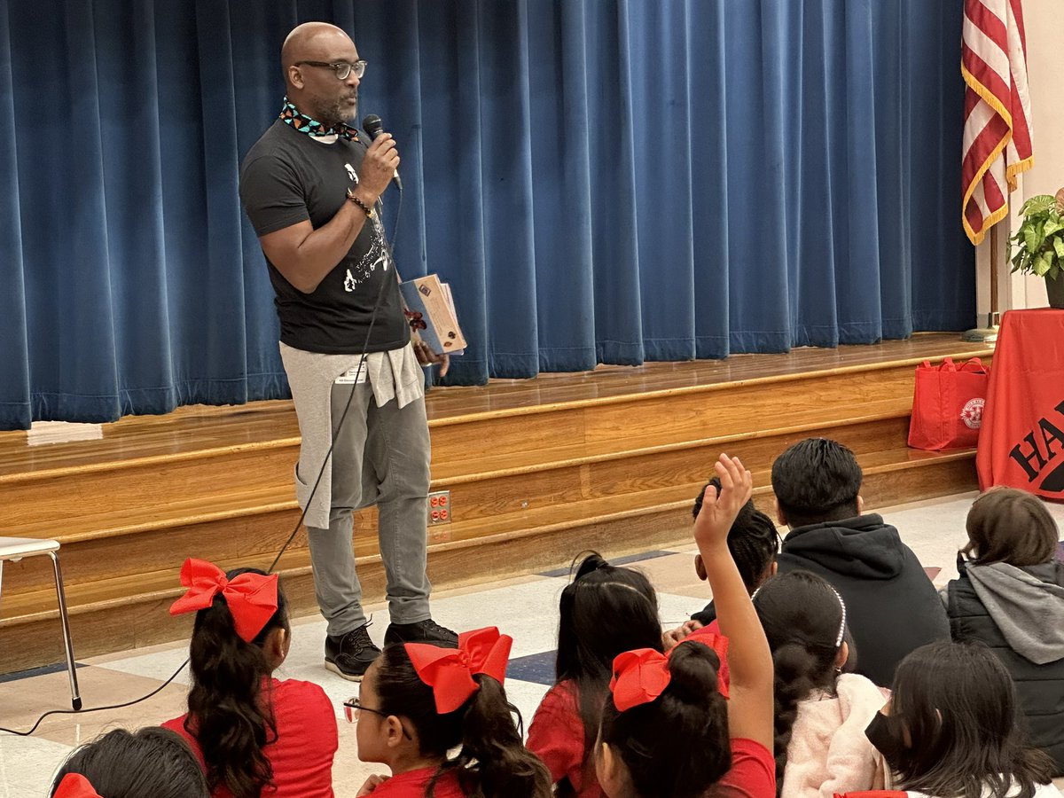 Hill_AISD's tweet photo. Welcome to Hill Elementary!! Author Derrick Barnes was phenomenal! Thank you for sharing your story and your path to becoming a bestselling, award winning author! 🏆 📝 📚 @ZHoward31 @aldinelibraries #MyAldine @AldineISD @DrFavy @kindred_stories https://t.co/T5Rsrh9i7g