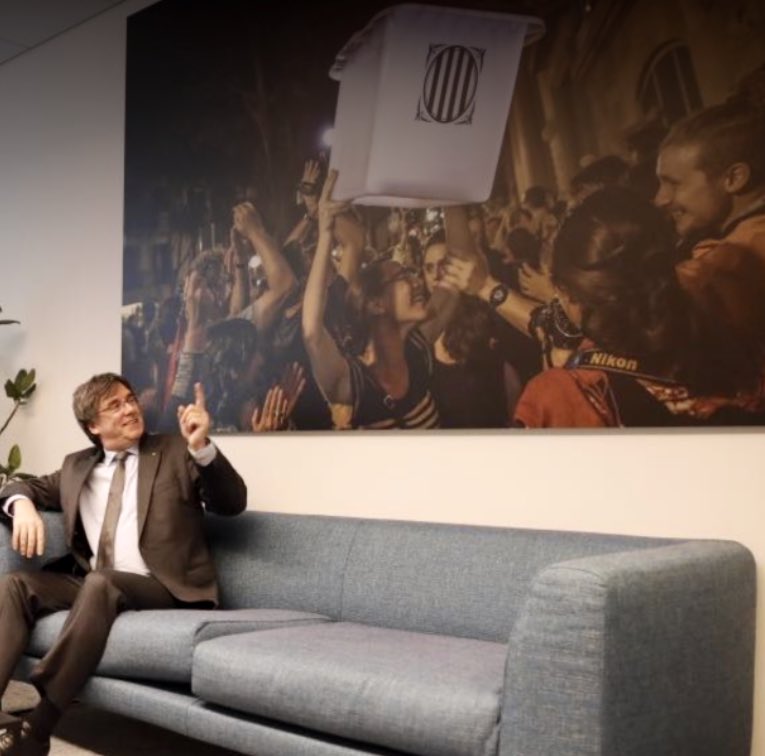 Un dia <a href="/NunezFeijoo/">Alberto Núñez Feijóo</a> també passaràs a la sala de sofàs del President i seuràs davant la fotografia.