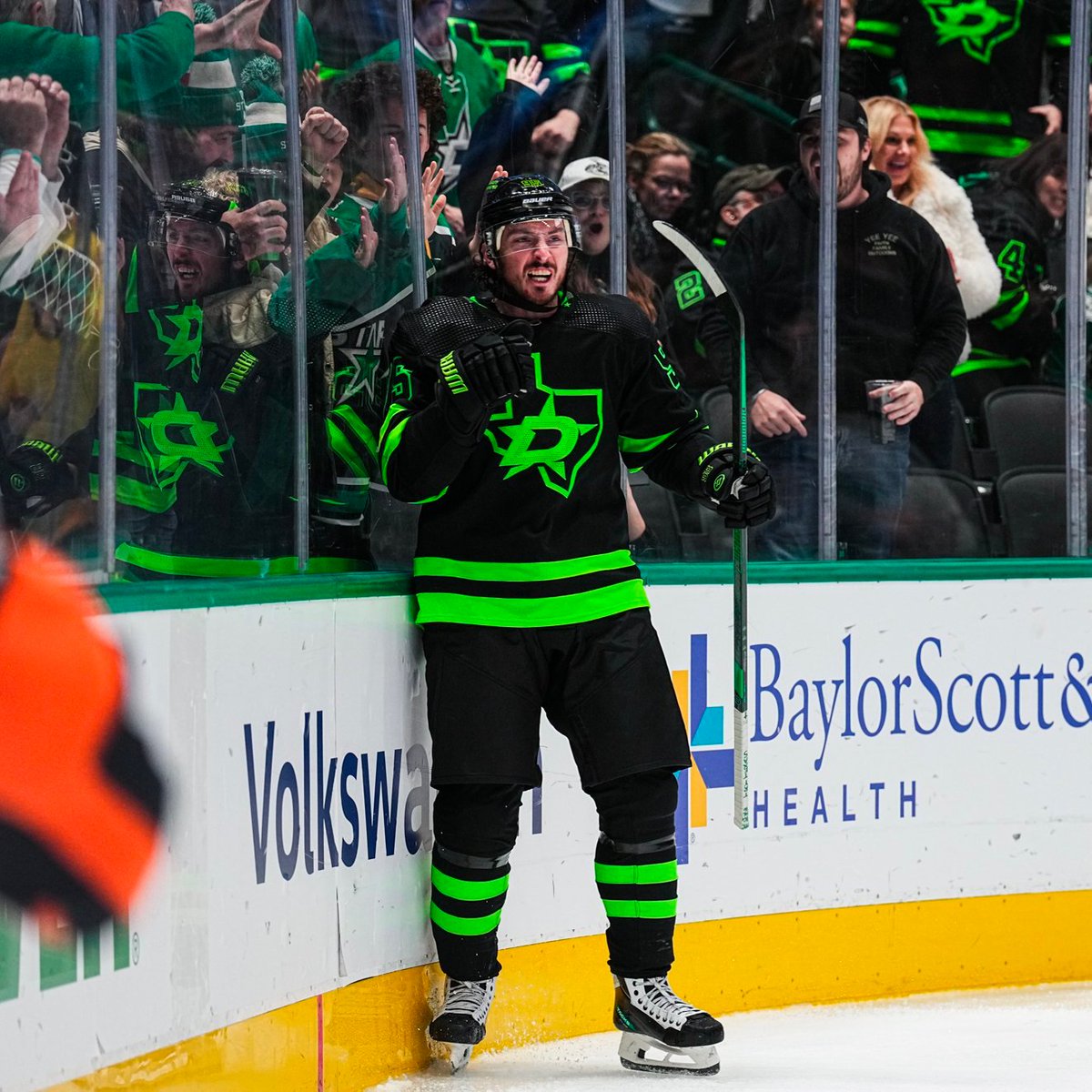 NathanGraviteh's tweet photo. The Dallas Stars' blackout jerseys are the most underrated threads in the league, change my mind. https://t.co/EVbbJjBfzS