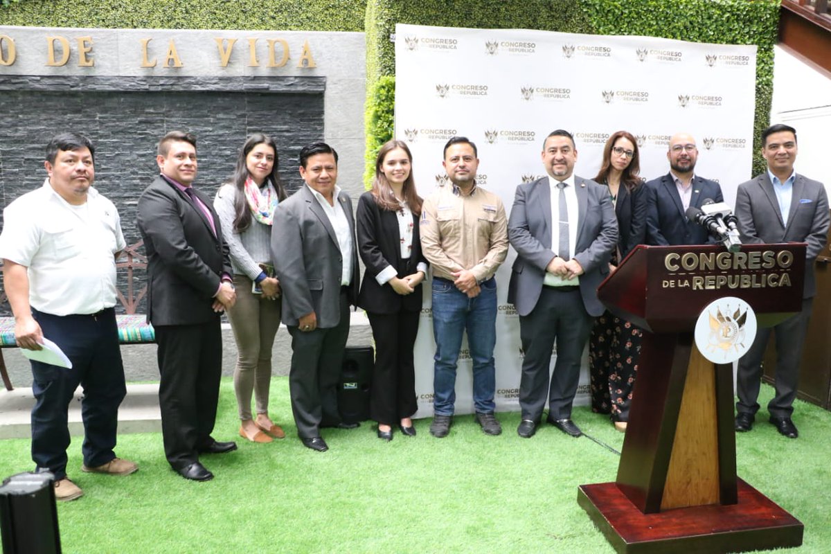 #HOY 🚨 El diputado Darwin Lucas presentó cuatro iniciativas de ley para declarar áreas protegidas a los volcanes de Fuego y Acatenango, así como las áreas marino costeras de el Parque Nacional Sipacate-Naranjo y Tecojate, en Escuintla.

Infórmate en #NuestroDiario 📰 y #NDPlay